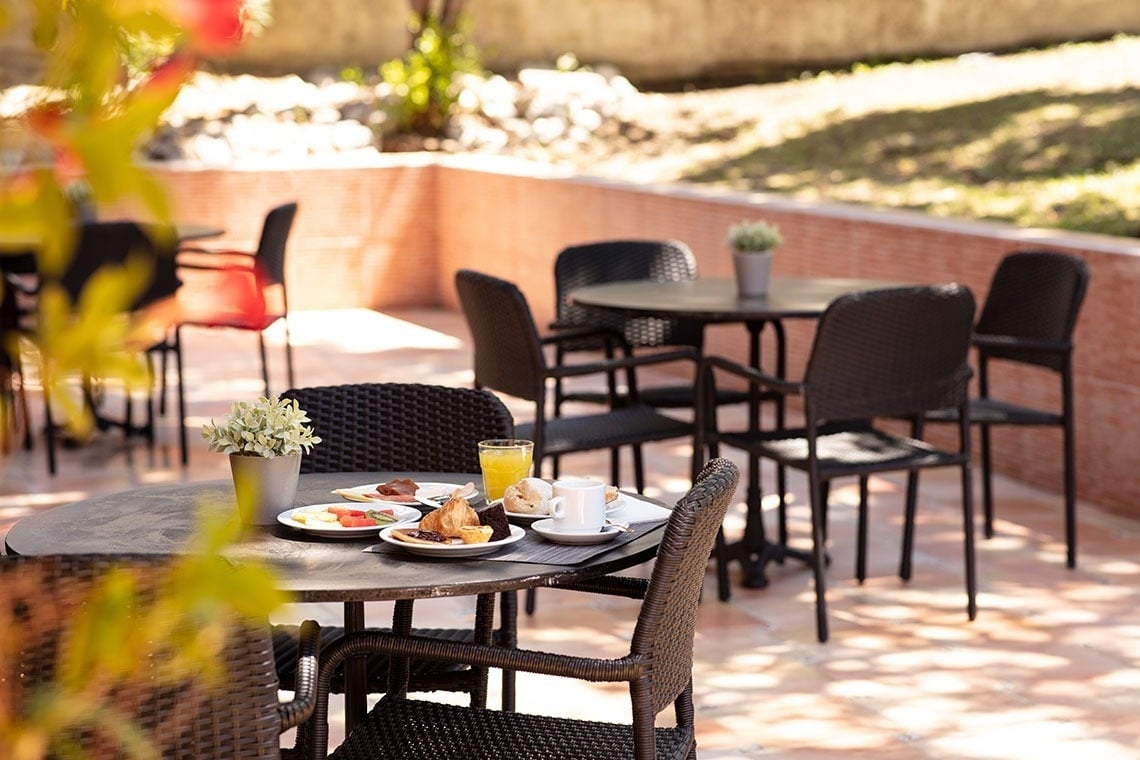 Café da manhã ao ar livre no Campanile Setúbal | Website oficial. Mesas com comidas e bebidas.