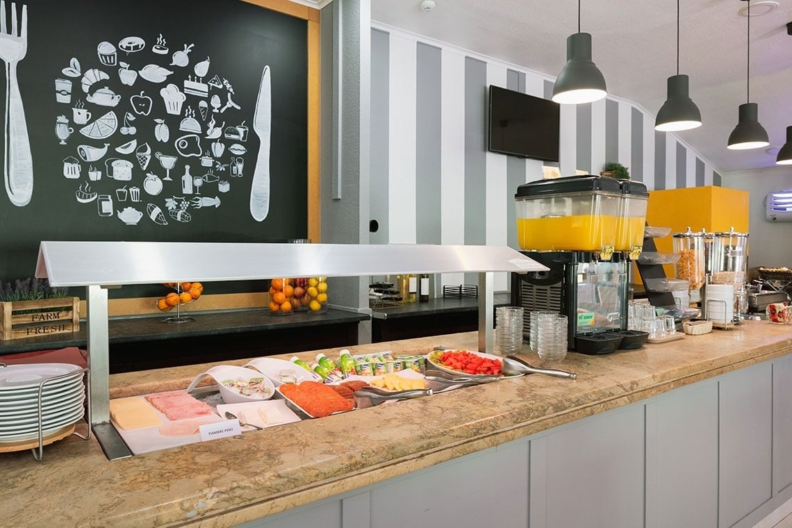 Buffet de café da manhã no Campanile Setúbal: Frutas frescas, pães e bebidas para começar o dia.