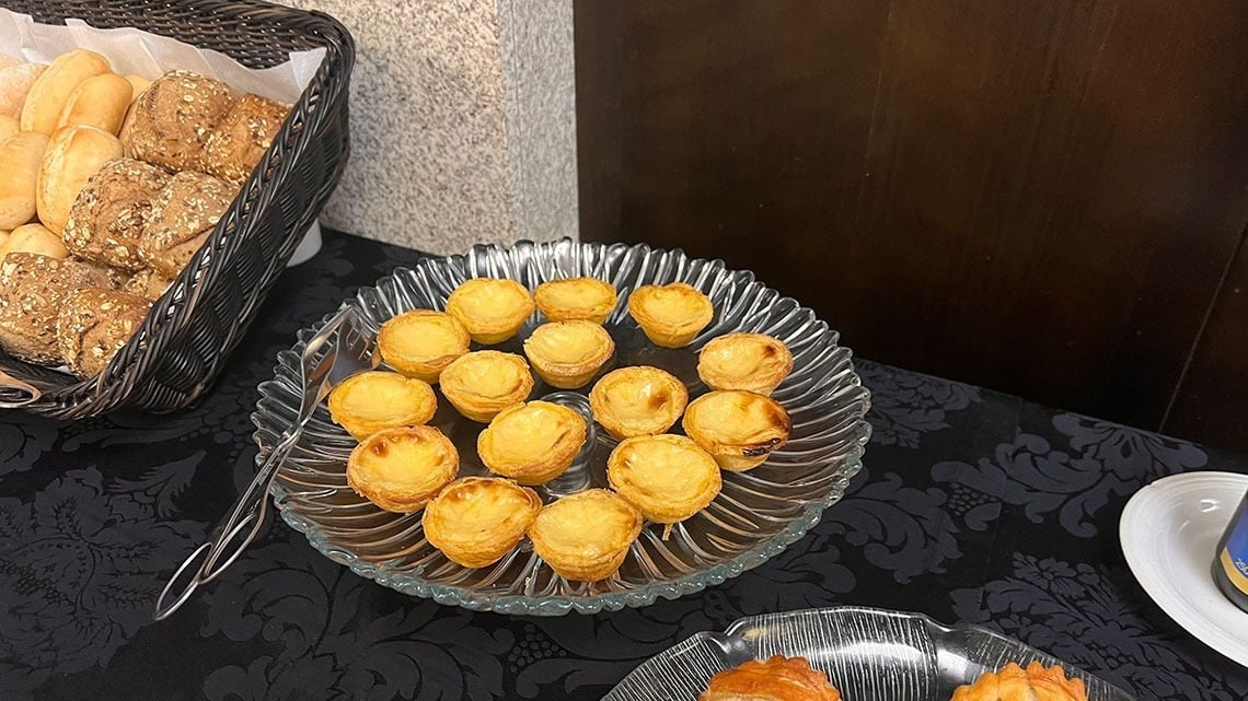 Egg tarts and bread rolls at Flag Hotel Barcelos. Official website.