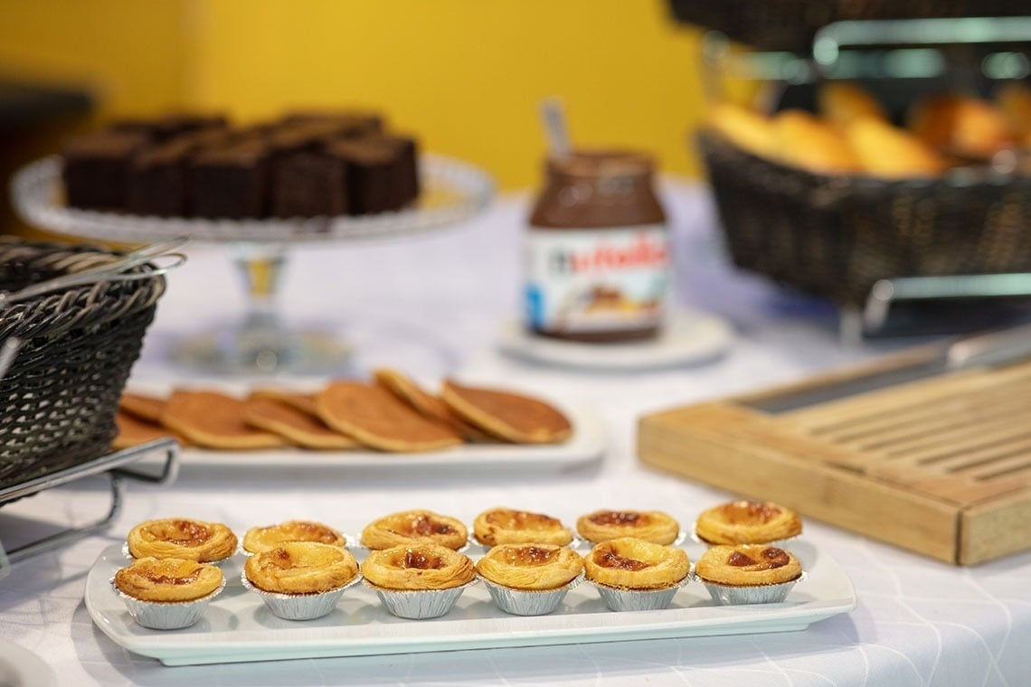 Buffet de café da manhã no Campanile Setúbal: doces, panquecas e mais.