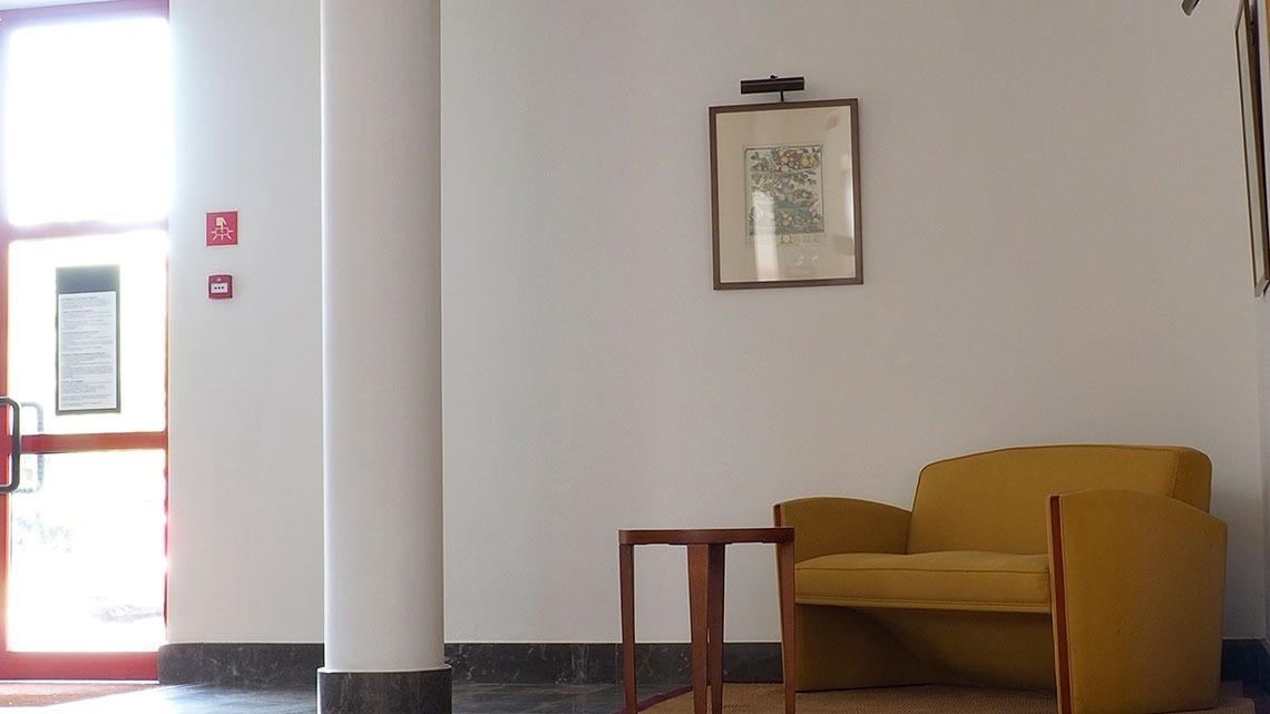 Poltrona amarela e quadro decoram o Flag Hotel Porto-Maia. Reserve online!