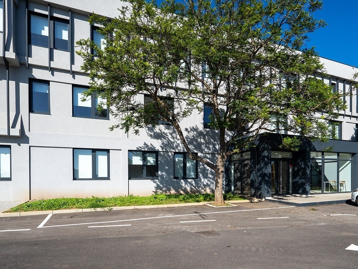 Modern hotel exterior with tree and parking. Flag Hotel Lisbon Sintra.