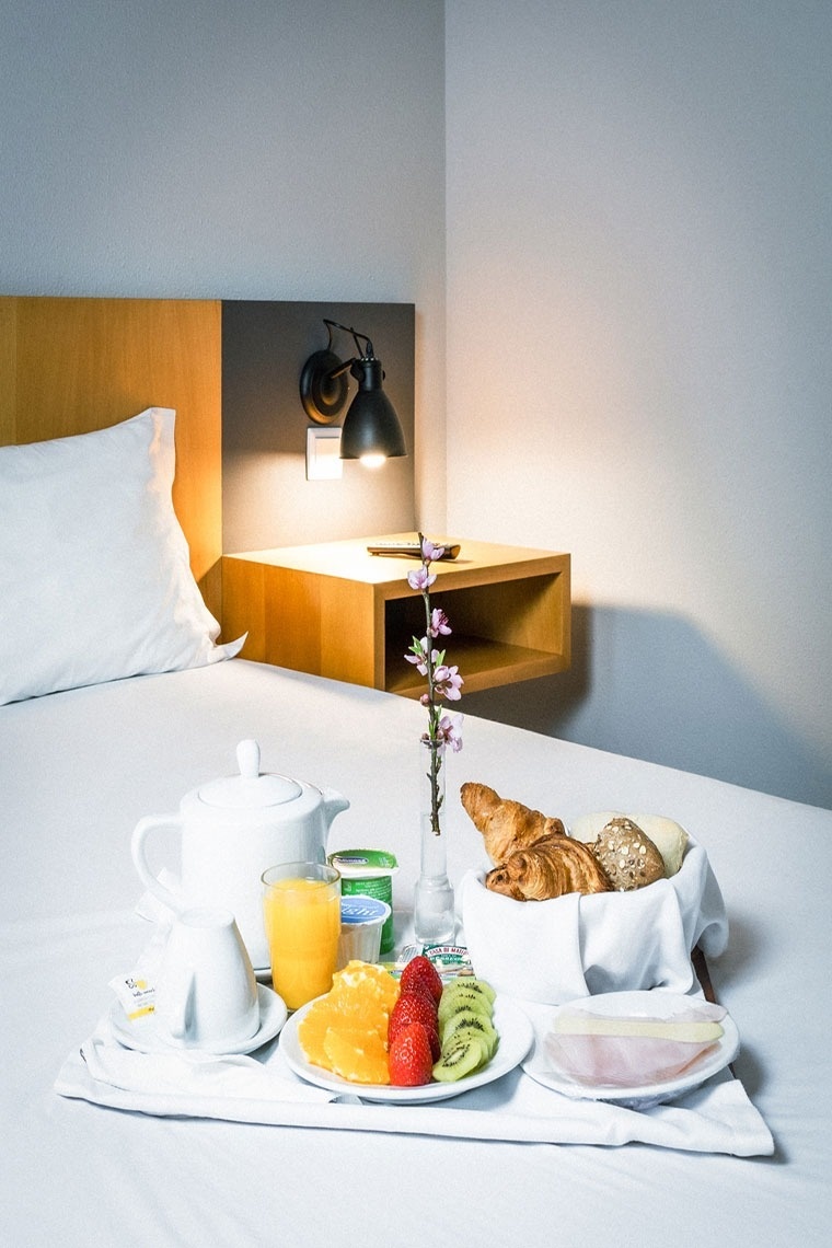 Desayuno en cama en Flag Hotel Braga: cruasanes, fruta, zumo y café.