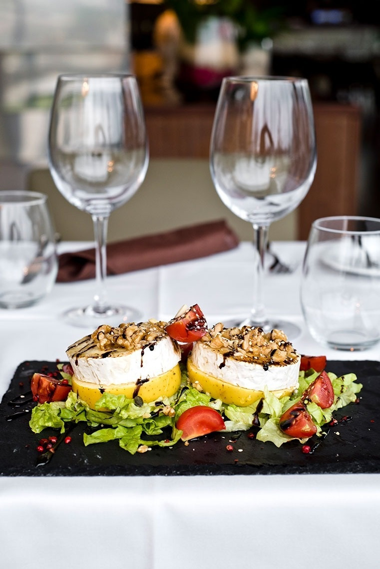 Baked brie with apples and tomatoes at Golden Tulip Sao Joao da Madeira | Official website