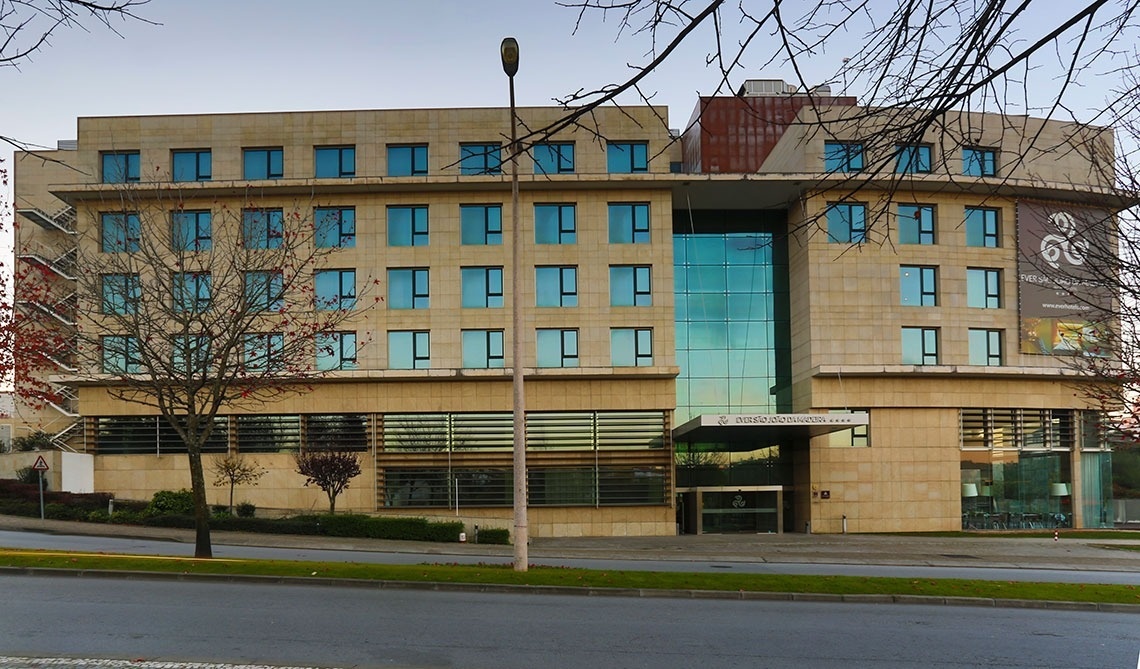 a large building with a sign that says ' instituto universitario ' on it