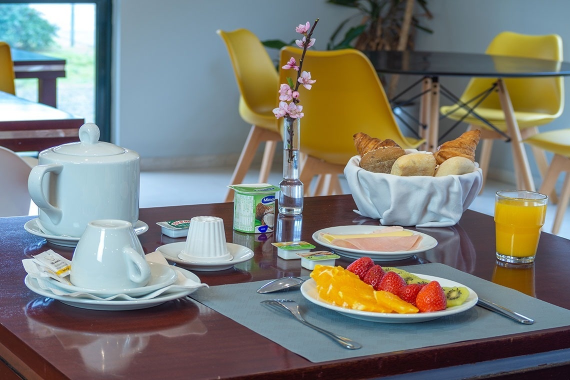 Desayuno en Flag Hotel Braga: fruta fresca, cruasanes, zumo y café. Reserva tu estancia oficial.