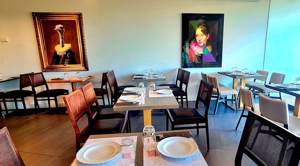 Monchique Resort & SPA: sala de jantar com arte única e mesas prontas.