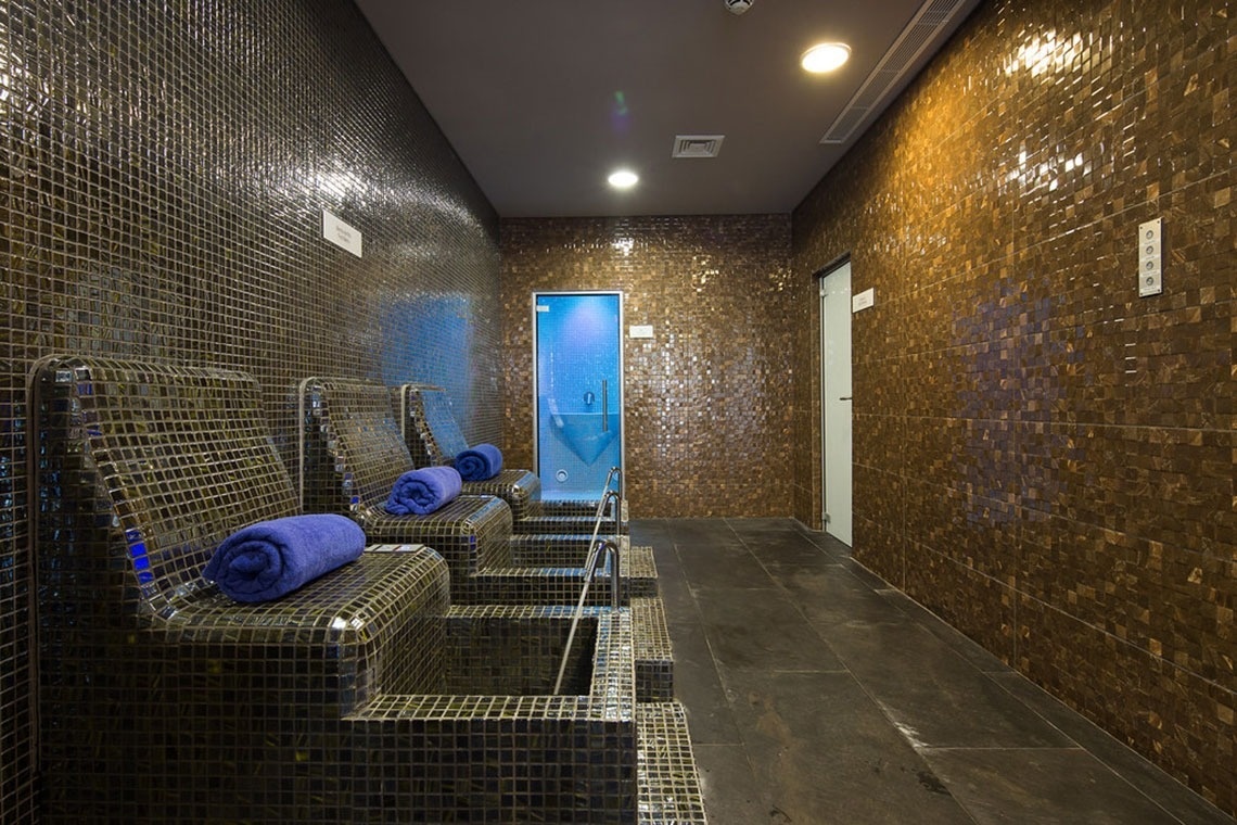 Monchique Resort & SPA: Sala de relaxamento com cadeiras aquecidas e toalhas azuis.