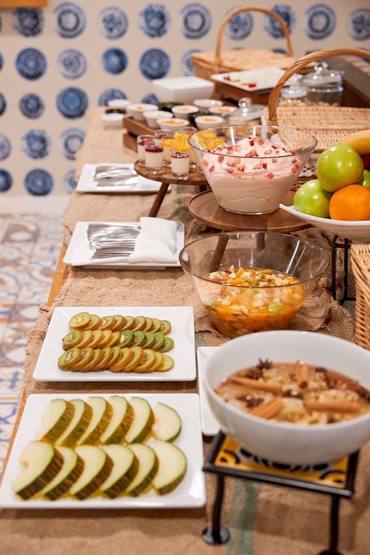 Buffet de café da manhã no Monchique Resort & SPA by Flagworld Hotels com frutas frescas e doces.
