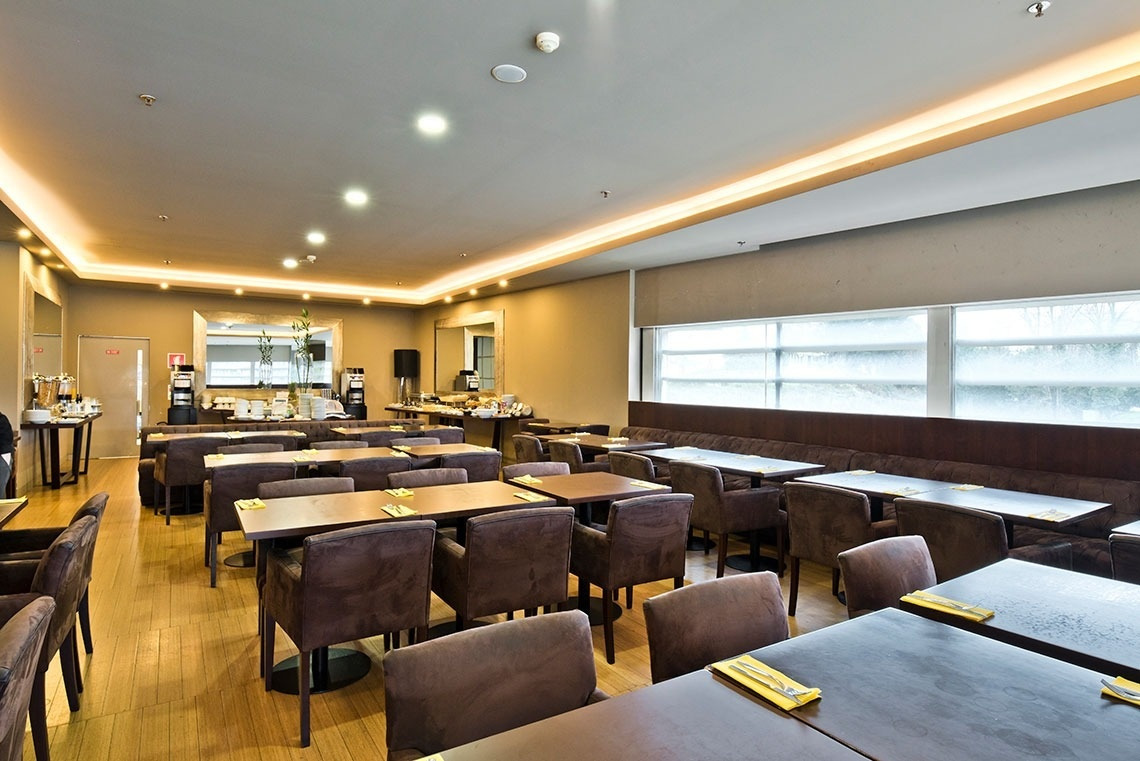 Dining room at Golden Tulip Sao Joao da Madeira | Official website