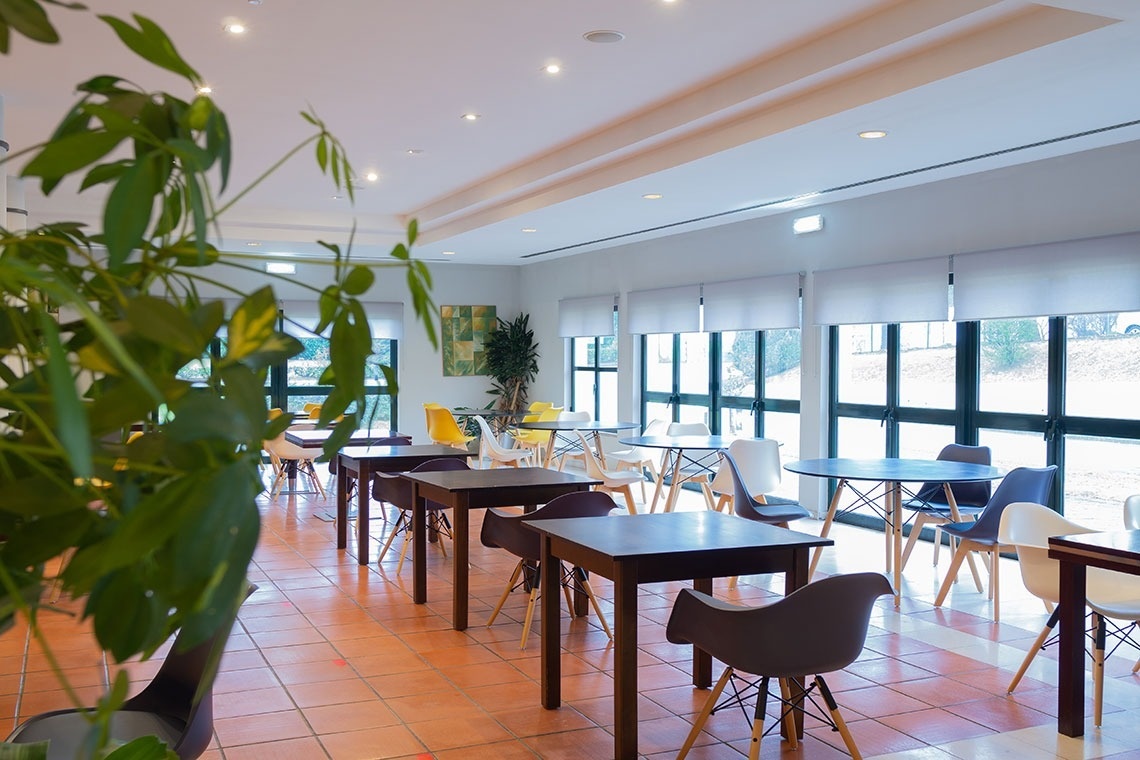 uma sala de jantar com mesas e cadeiras de madeira
