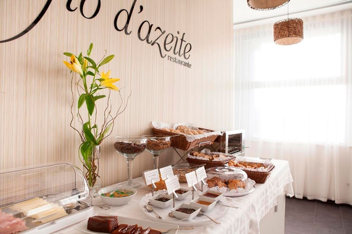 Buffet de café da manhã no Flag Hotel Aljustrel, com pães, frutas e doces para um início delicioso de dia.