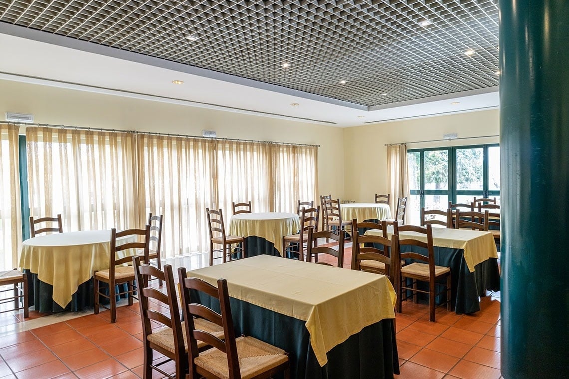 Dining area with tables and chairs at Flag Hotel Guimarães Fafe | Official website.