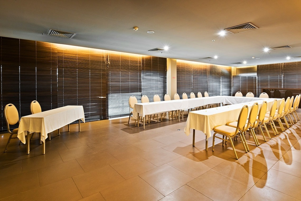U-shaped conference table setup at Golden Tulip Sao Joao da Madeira, perfect for meetings.