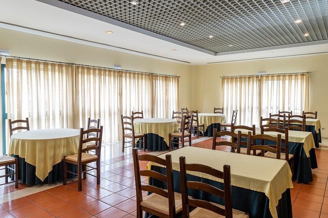 Dining room with tables and chairs at Flag Hotel Guimarães Fafe.