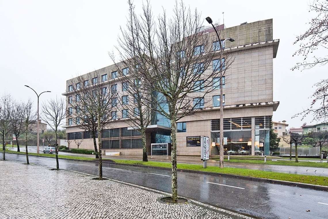 una ciudad llena de edificios blancos y palmeras