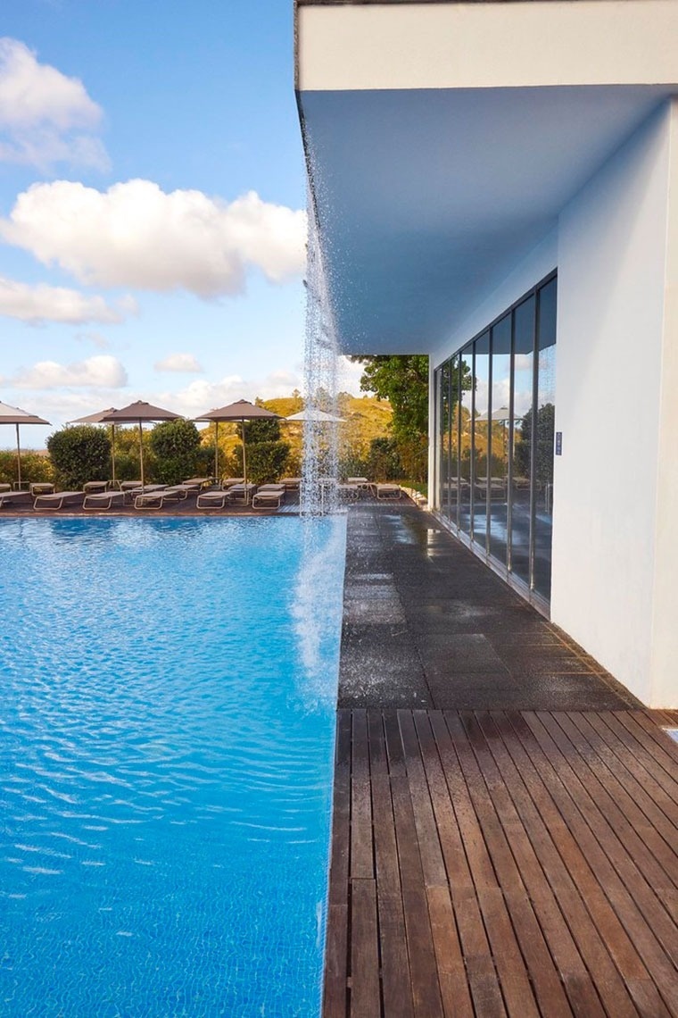 Piscina infinita com cascata no Monchique Resort & SPA by Flagworld Hotels.