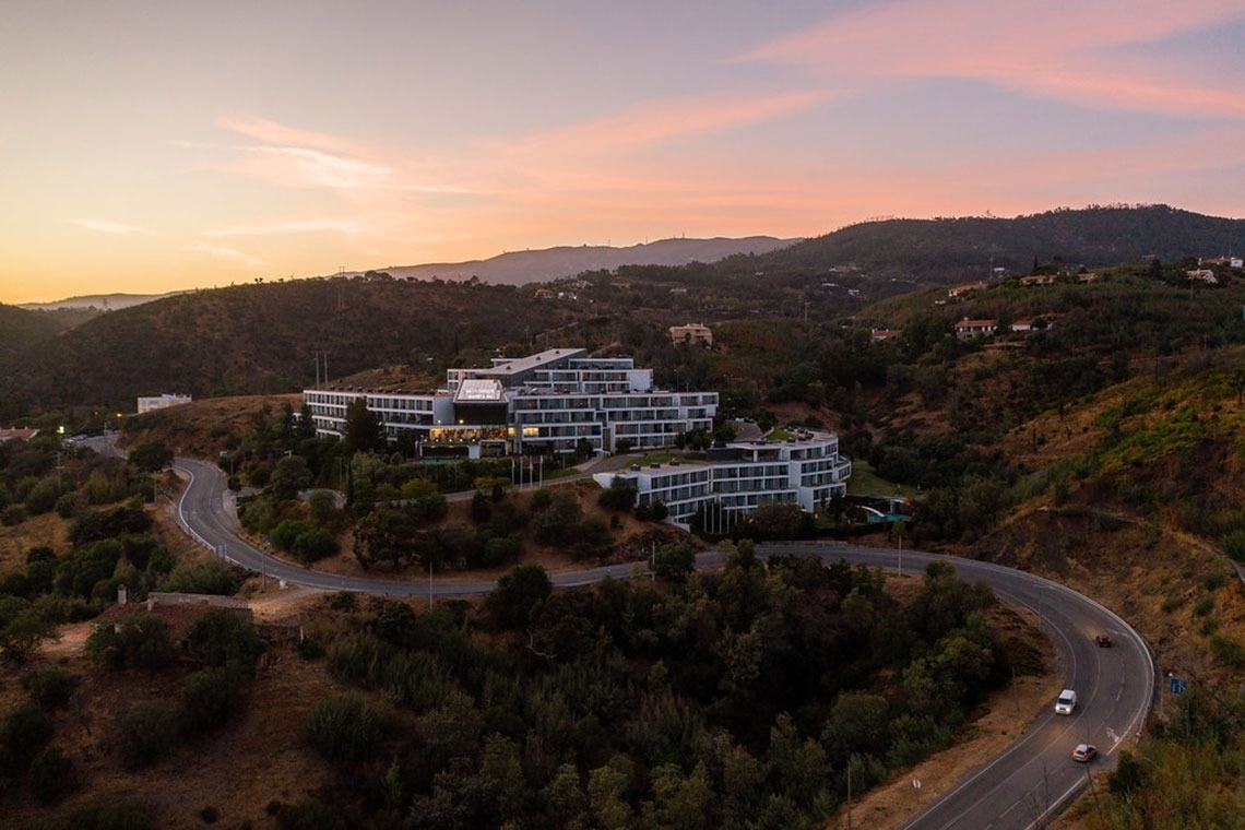 Monchique Resort & SPA: hotel moderno com vistas deslumbrantes ao pôr do sol.