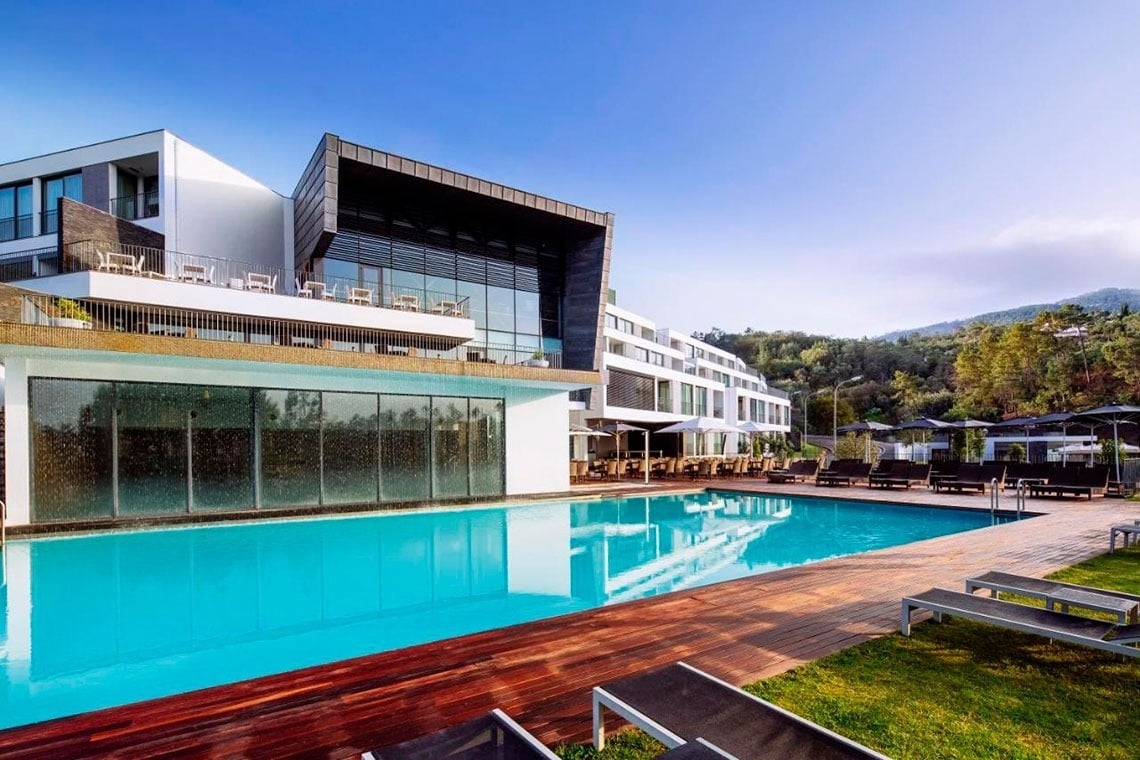 uma grande piscina em frente a um grande prédio