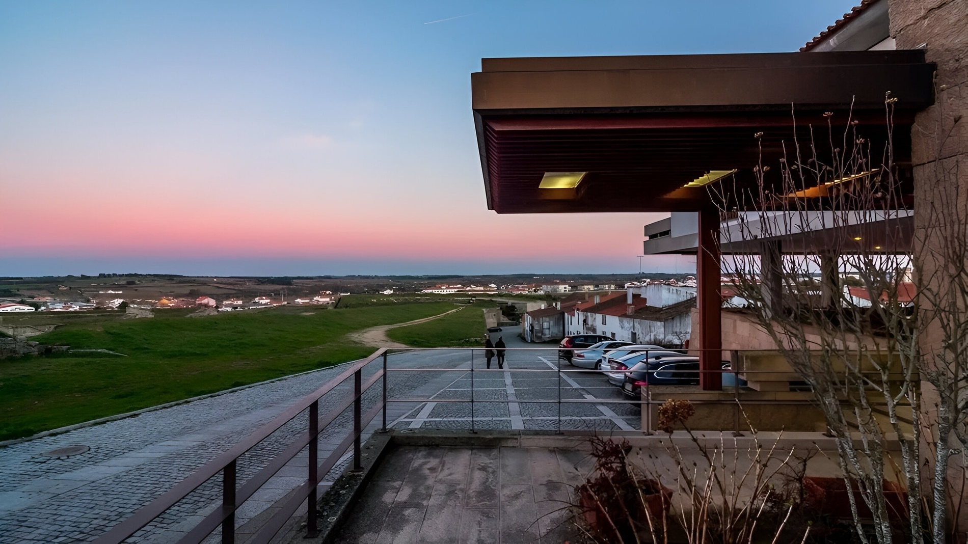 coches estacionados en un aparcamiento al atardecer