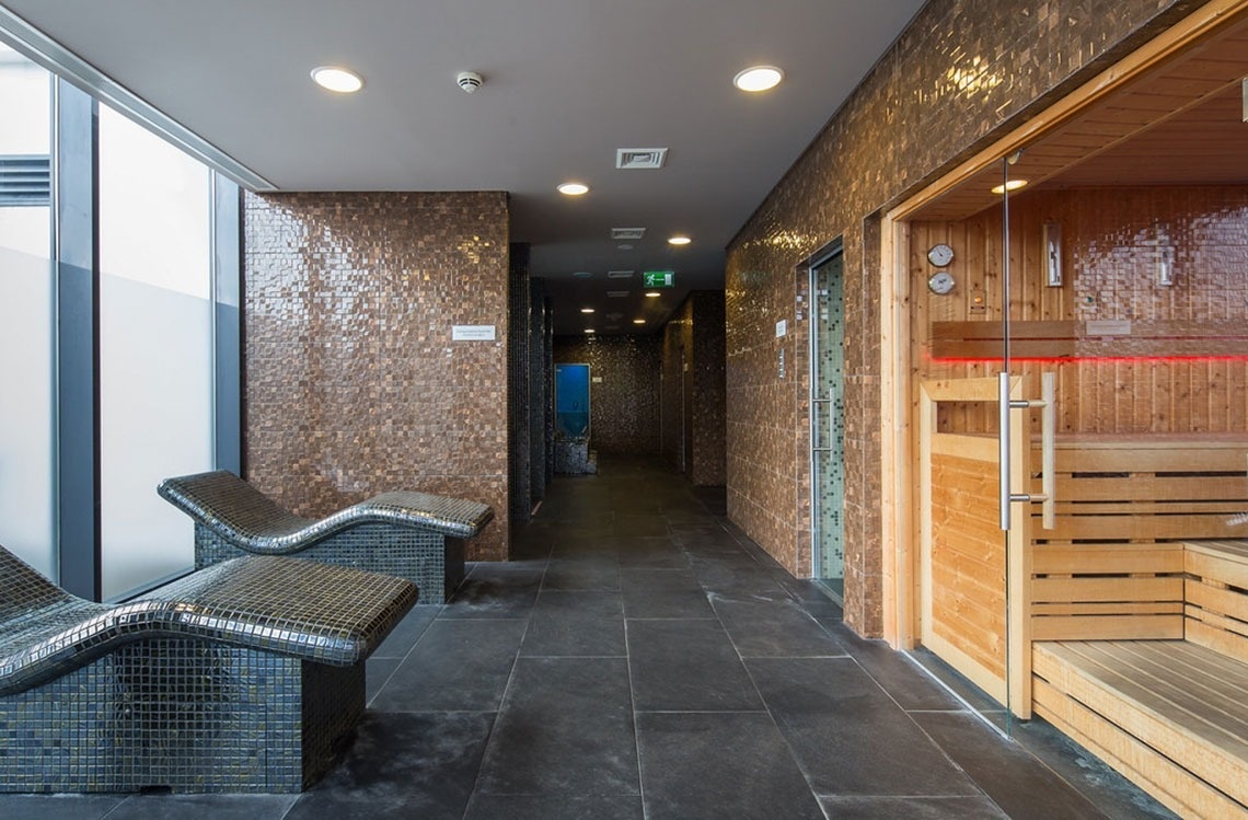 Monchique Resort & SPA: relaxe em confortáveis espreguiçadeiras ao lado da sauna e piscina.