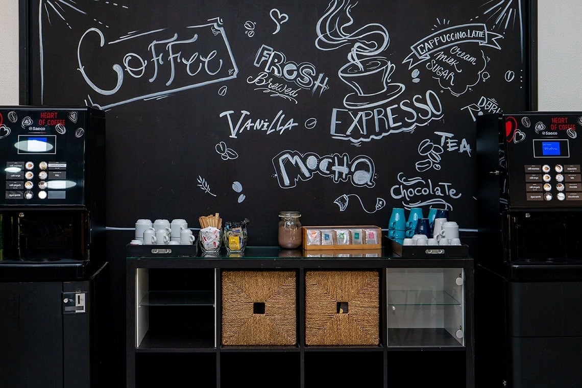 Máquina de café e chá e quadro negro com desenhos. Campanile Setúbal | Website oficial
