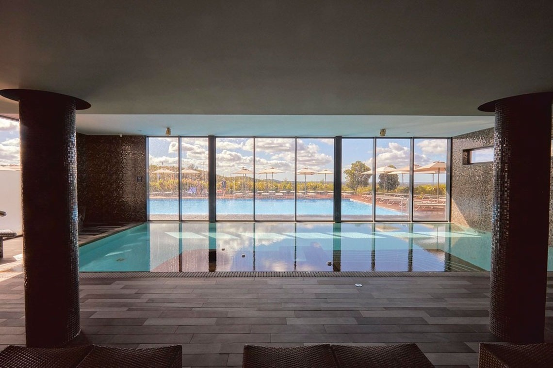 Piscina interior luxuosa com vista para Monchique Resort & SPA by Flagworld Hotels. Reserve já!