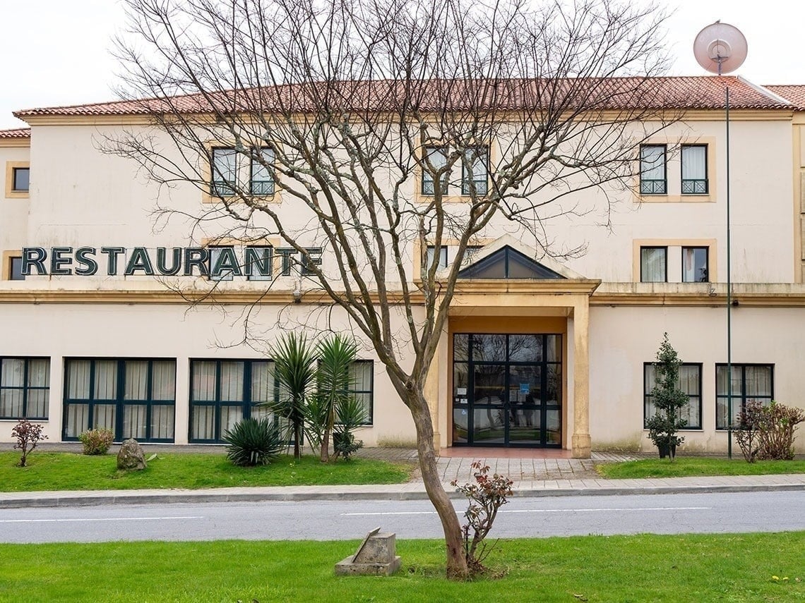 Flag Hotel Guimarães Fafe: Restaurant entrance with trees and lawn.