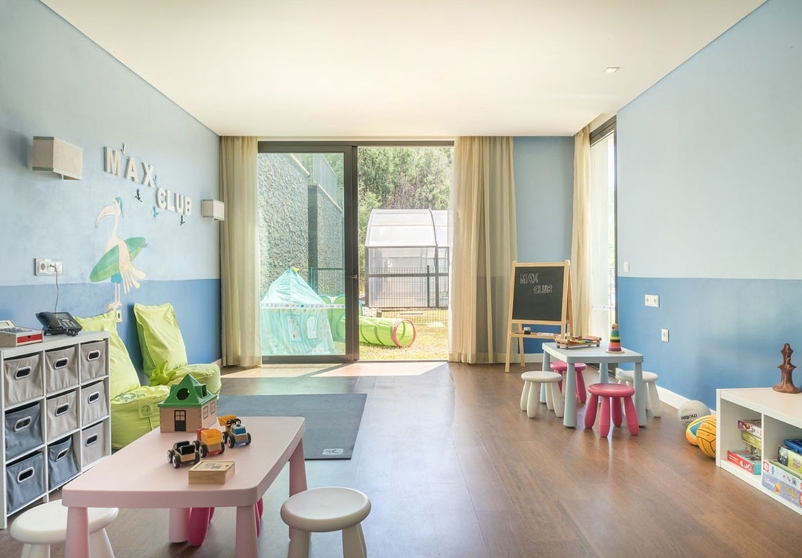 Monchique Resort & SPA: Sala de jogos infantil com mesa e cadeiras coloridas. Ideal para famílias.