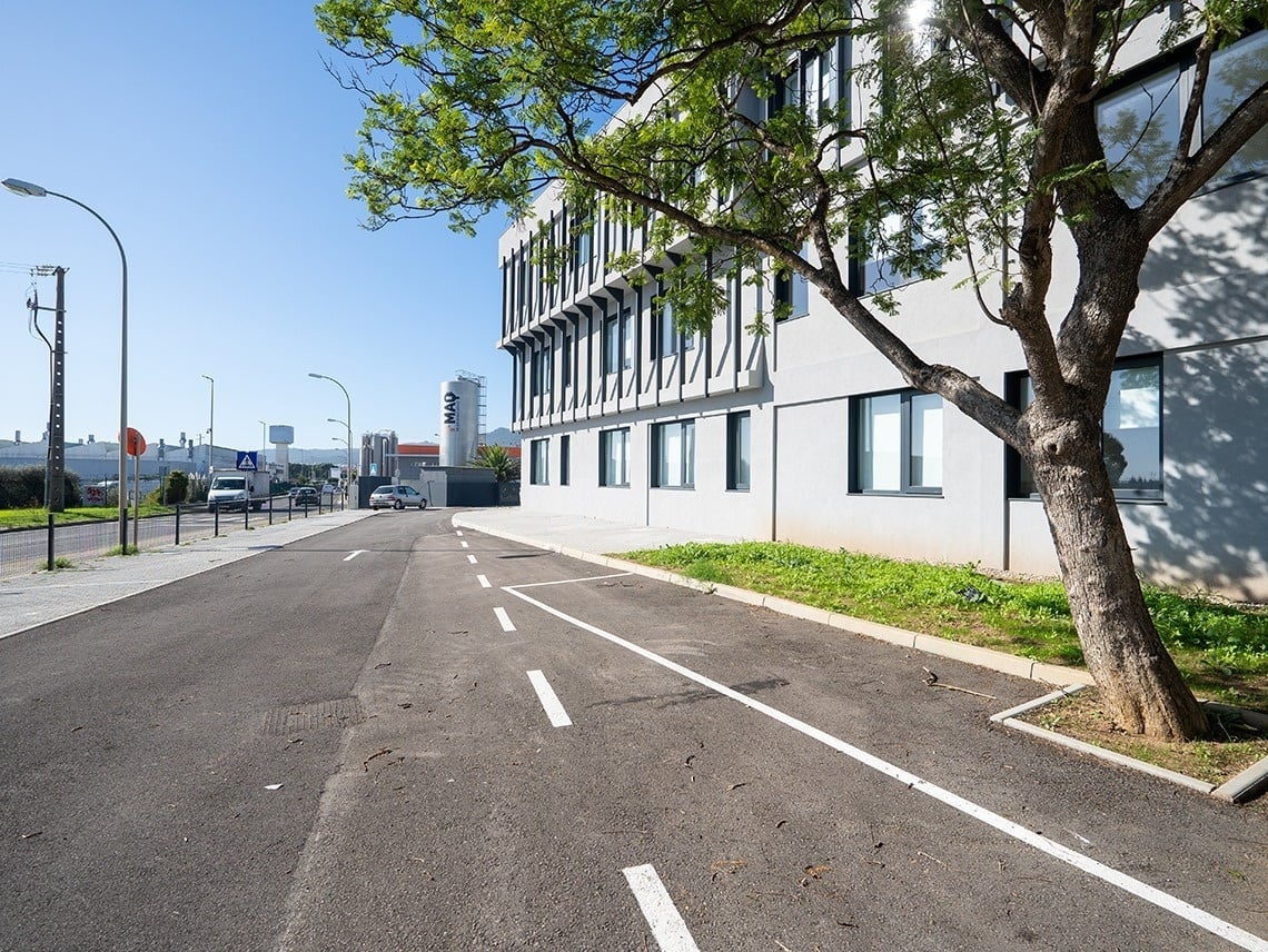 Modern hotel exterior with tree and parking lot. Flag Hotel Lisbon Sintra | Official site.