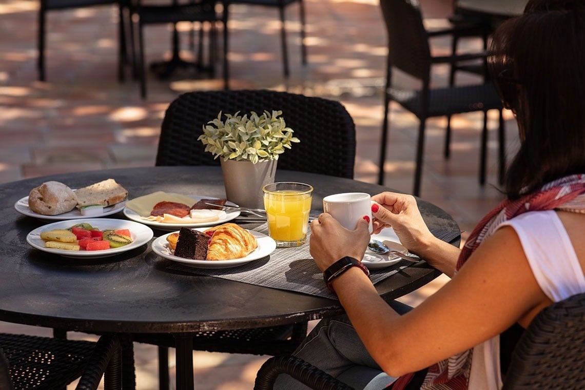 Pequeno-almoço delicioso no Campanile Setúbal | Website oficial: frutas, pão, queijo e bolos.