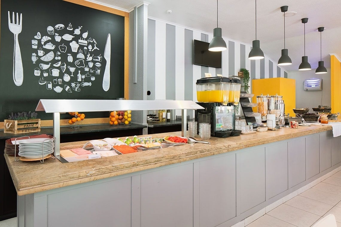 Pequeno-almoço buffet no Campanile Setúbal: frutas frescas, pães e cereais. Reserve já no Campanile Setúbal | Website oficial.