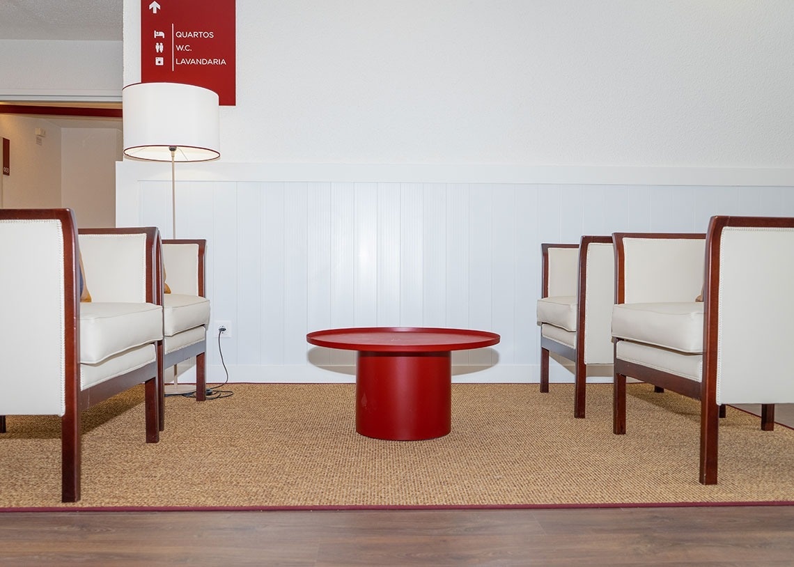 Elegant seating area at Flag Hotel Lisboa Oeiras with red coffee table.