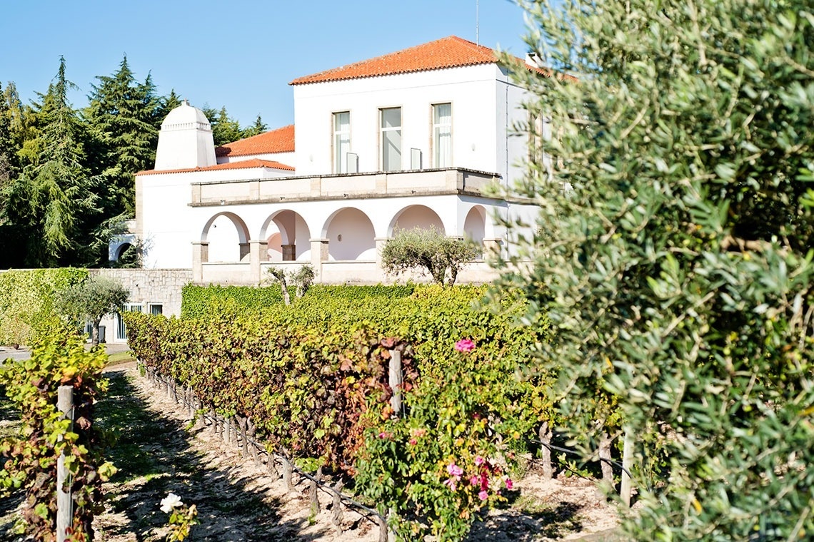 Lam Hotel Convento do Desagravo: viñedo y casa blanca con arcadas.