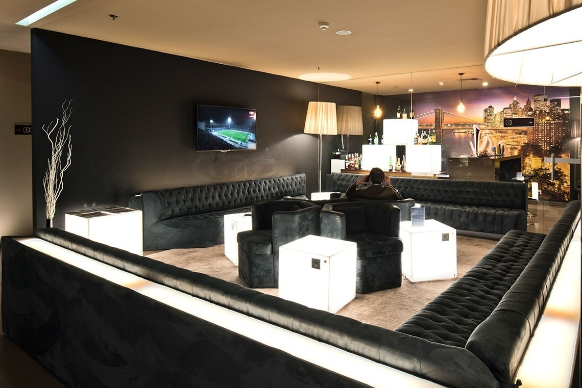 Enjoy the modern lounge at Golden Tulip Sao Joao da Madeira | Official website.