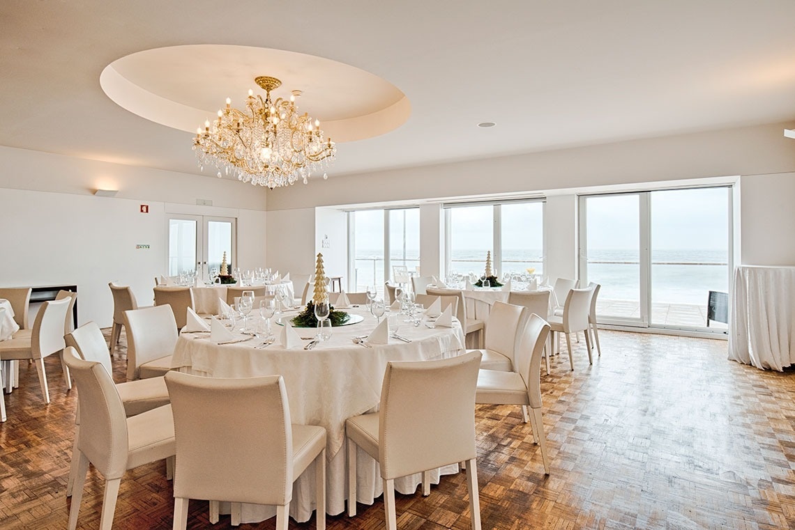 Elegant dining room at Lam Hotel Porto-Gaia with sea views. Book your stay!