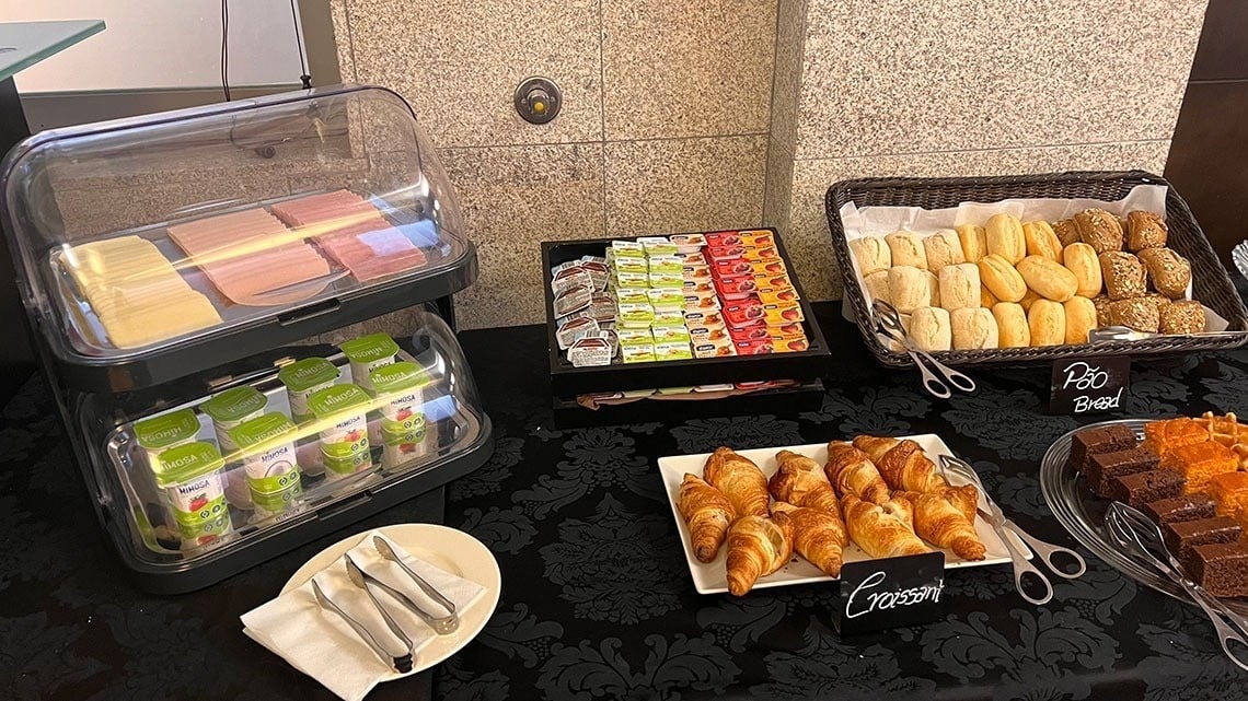 Hotel Barcelos breakfast buffet: cheese, ham, yogurt, pastries & breads. Book direct!