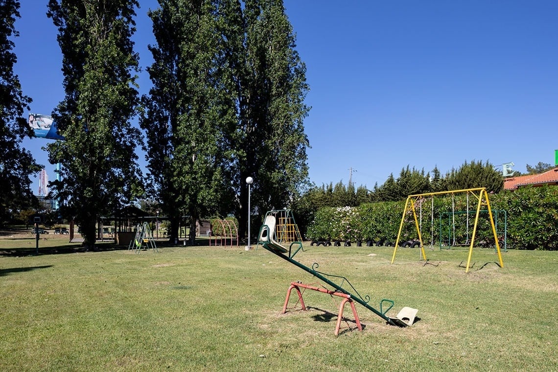 Parque infantil com baloiços e gangorra, parte do Campanile Setúbal | Website oficial.