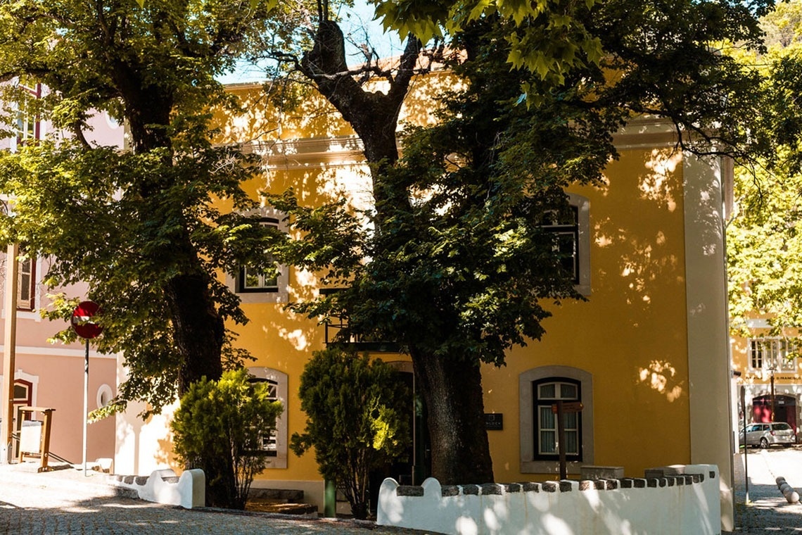 Edifício amarelo com árvores e vegetação, Monchique Resort & SPA by Flagworld Hotels | Website oficial