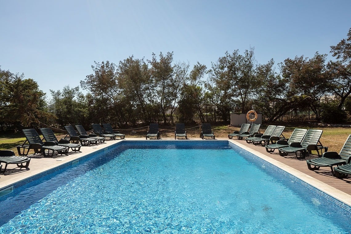 Piscina exterior com espreguiçadeiras no Campanile Setúbal | Website oficial