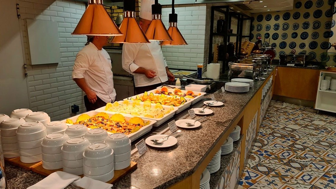 Buffet no Monchique Resort & SPA by Flagworld Hotels, com variedade de pratos e louça impecável.