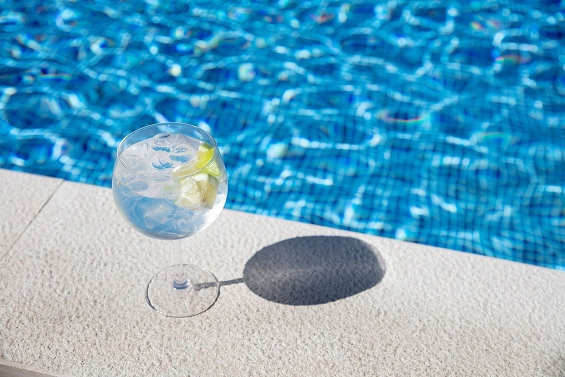 Campanile Setúbal: Taça refrescante com limão e gelo na borda da piscina.