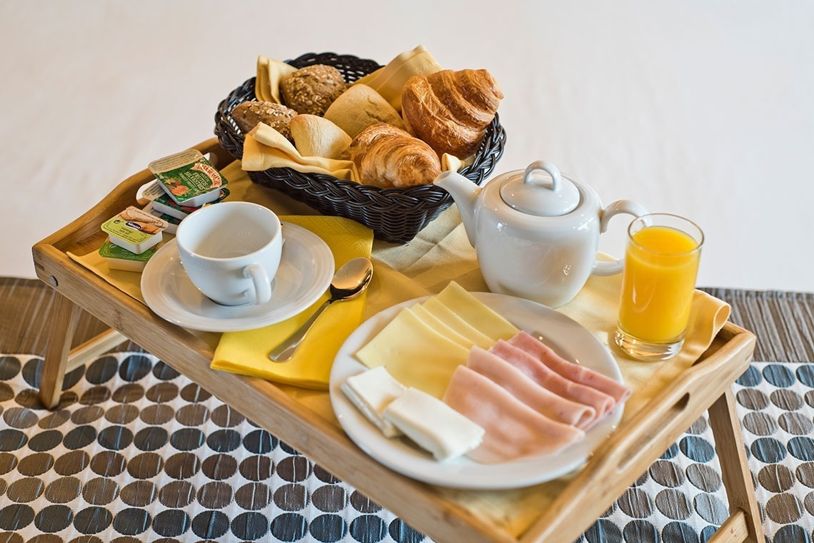 Golden Tulip Sao Joao da Madeira: Enjoy breakfast with croissants, cheese, ham, juice, and coffee.