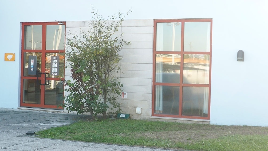 Fachada com porta de vidro e janela. Flag Hotel Porto-Maia | Website oficial