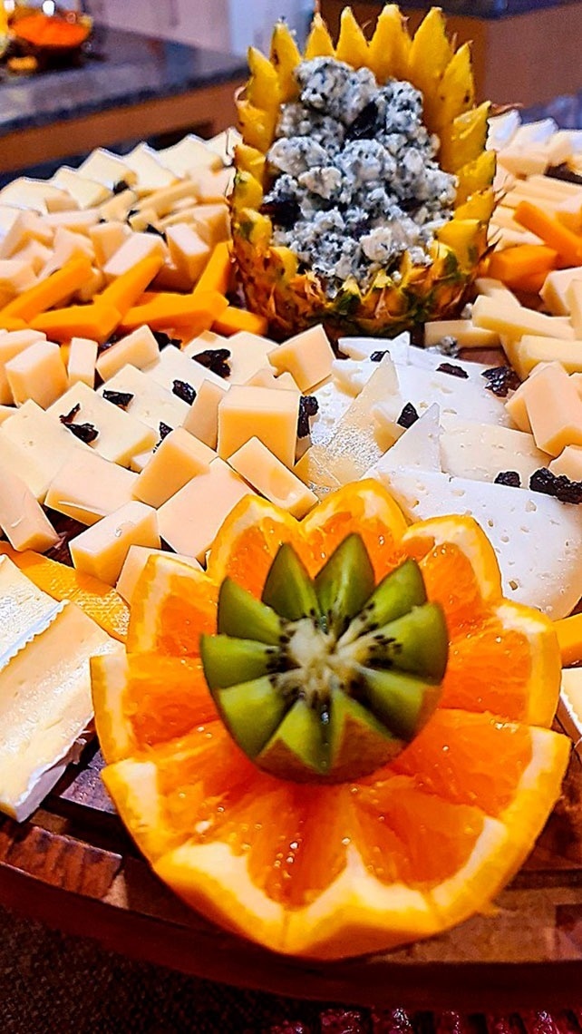 Deliciosa tábua de queijos e frutas com destaque para abacaxi e kiwi. Perfeito para sua estadia no Monchique Resort & SPA by Flagworld Hotels | Website oficial.
