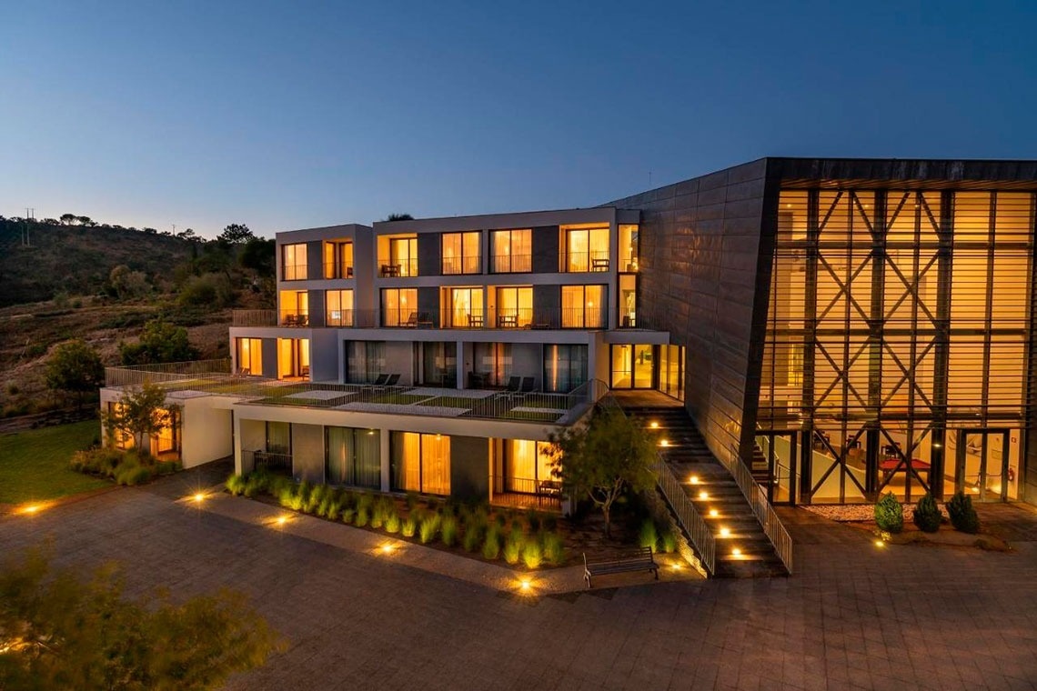 Monchique Resort & SPA by Flagworld Hotels: Arquitetura moderna ilumina no crepúsculo.