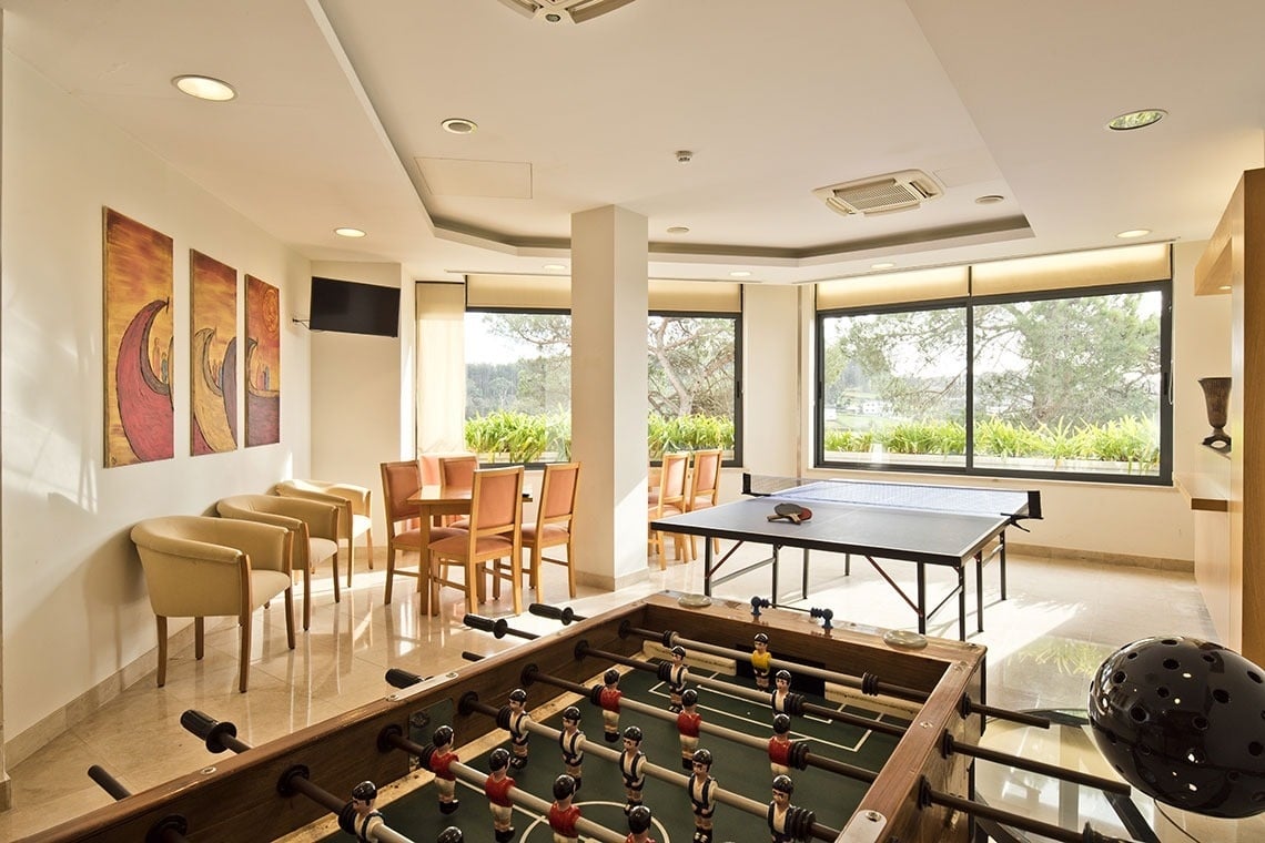 Salón de juegos con futbolín y ping-pong en Lam Hotel Estarreja