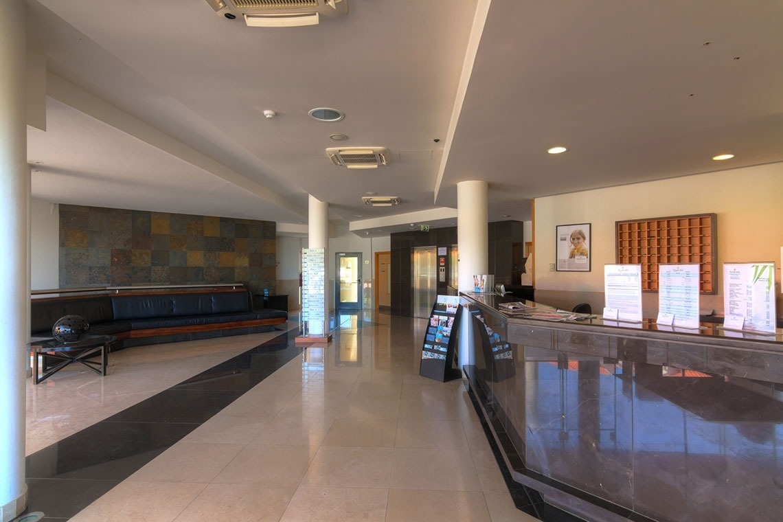 Recepción y sala de espera de Lam Hotel Estarreja. Elegante y moderna.