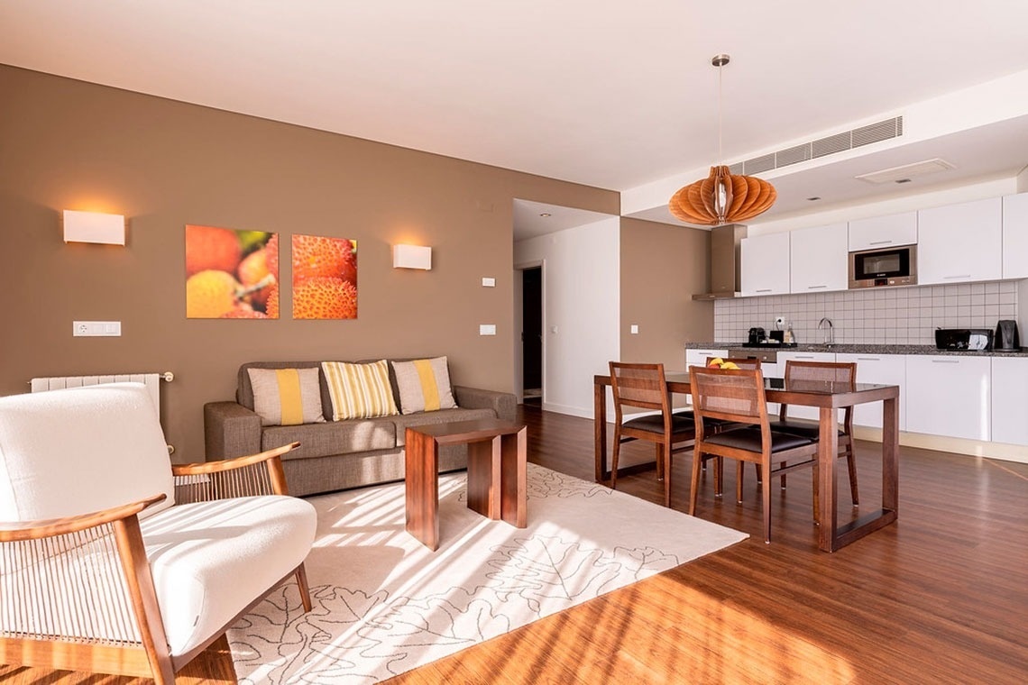 Sala de estar e cozinha moderna no Monchique Resort & SPA, perfeita para relaxar.