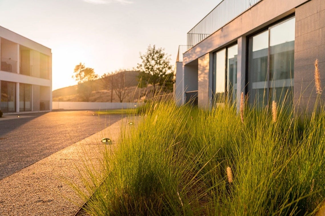 Monchique Resort & SPA: Arquitetura moderna e paisagem dourada ao pôr do sol.